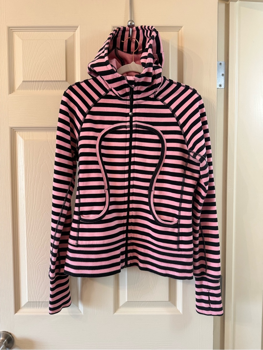 💗Beautiful Lululemon Black & Pink Stripe Scuba size 6 RARE💗